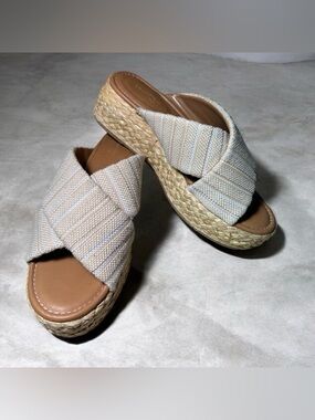 Universal Thread Beige Crisscross Espadrille Platform Sandals